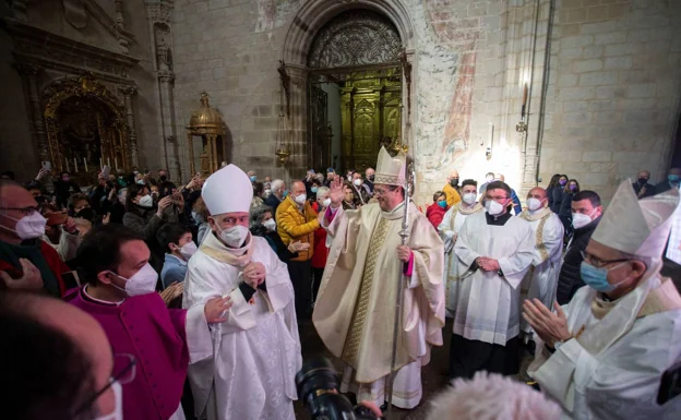 El nuevo obispo bendice a los asistentes al término de la ceremonia.