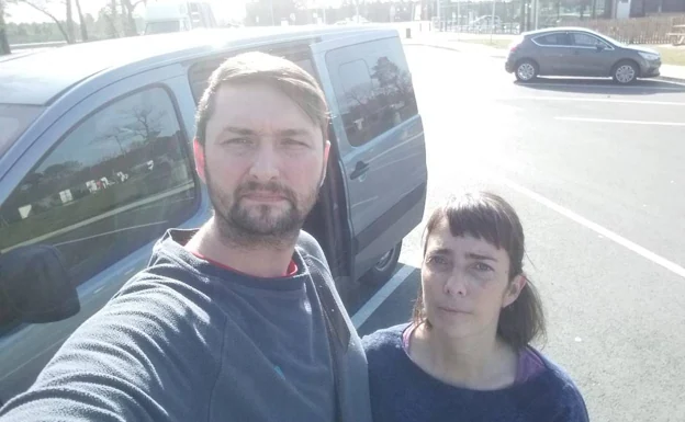 Alexander y Nuria recorren Europa para reunirse con sus familiares en la frontera entre Ucrania y Polonia. /HOY