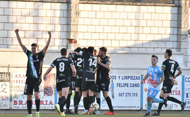 Los jugadores del Mérida celebran el gol anotado en La Isla ante el Coria. /Karpint