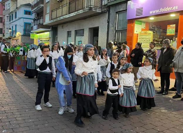 Asistentes al multitudinario pasacalles de ayer. / YAIZA