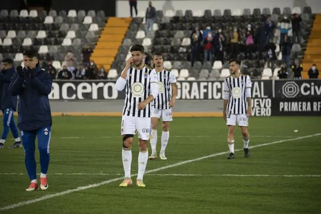 Aitor Pascual, Adri Cuevas, Pardo y Josema Gallego al finalizar el partido del Badajoz ante el Zamora. / PAKOPÍ