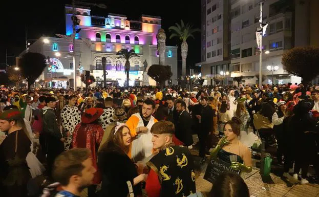 Los jóvenes elaboran una botella en la Plaza de Minayo en los últimos carnavales. 