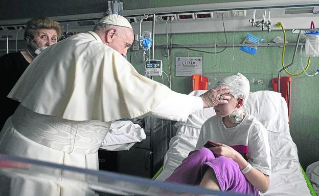 El Papa Francisco visita a un niño enfermo en el hospital infantil de Roma.