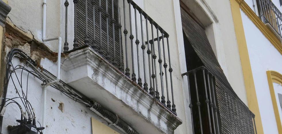 El herido crítico de la plaza de España de Mérida cayó desde una altura de seis metros por un accidente