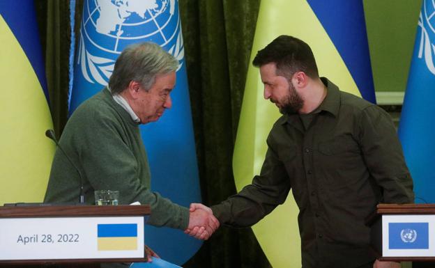 Respaldo de la ONU. Guterres entrecha la mano de Zelenski durante la entrevista que mantuvieron este jueves en Kiev. /REUTERS
