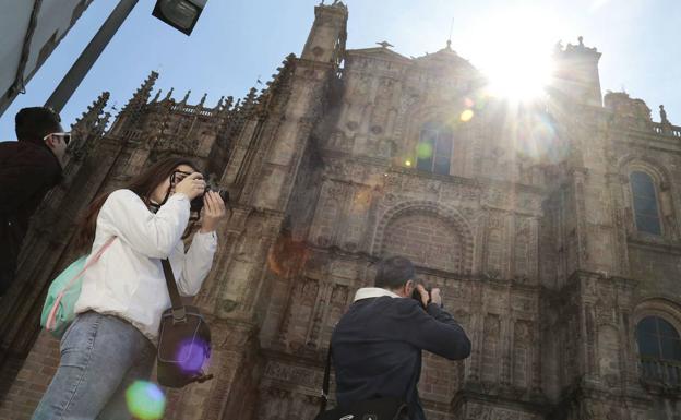 Turistas fotografían la catedral de Plasencia. /HOY