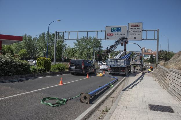 Instalación de nuevas farolas en la 'autopista' de Badajoz. / PAKOPÍ