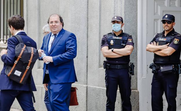 El diputado del PP Alberto Casero sale del Tribunal Supremo tras prestar declaración voluntaria sobre las adjudicaciones irregulares de cinco contratos públicos cuando era alcalde de Trujillo.