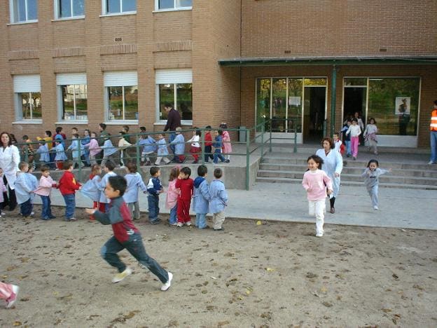 Departure of students at the Campo Arañuelo School. 