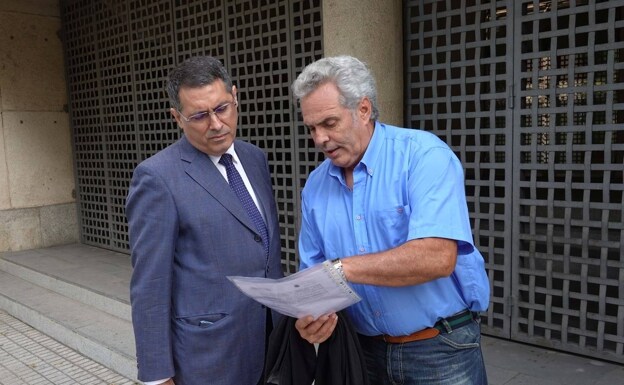 El acusado, José Luis Hinchado, con su abogado el día del juicio que finalmente se aplazó. /c. moreno