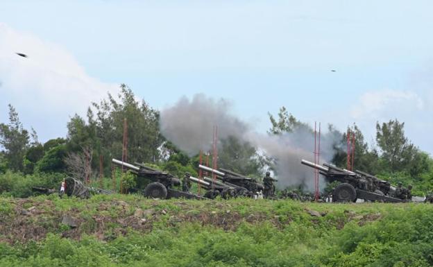 Taiwanese soldiers fire shells during drills in Pingtung on Tuesday. 