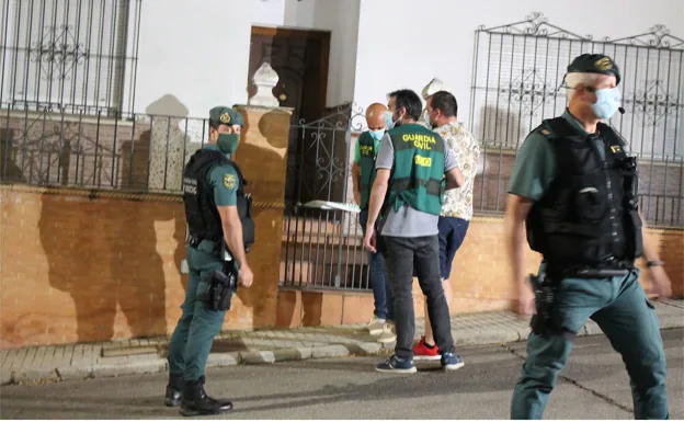 El preso por la muerte de Manuela Chavero, en el centro de la imagen, agarrado por un guardia civil, entra en el domicilio de la mujer durante una de las reconstrucciones realizadas en septiembre de 2020.