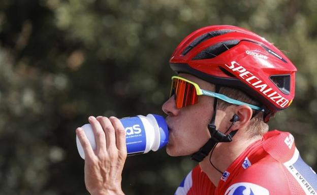 Evenepoel envuelve regalos en Piornal