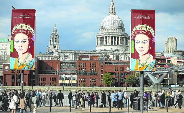 Miles de personas esperan en una cola kilométrica para rendir tributo a Isabel II en Londres. 