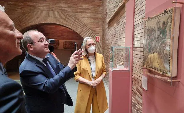 El ministro Iceta, en su visita de julio al Museo, junto a Trinidad Nogales. /HOY