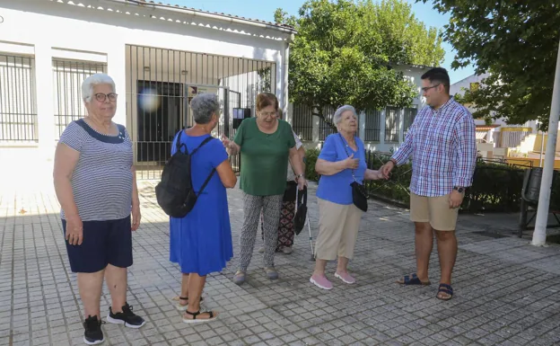 Óscar Rueda, junto a un grupo de ancianas del barrio. 