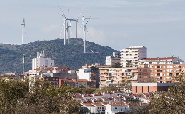 Plasencia, and in the background, the wind turbines of the 'El Merengue 1' wind farm.
