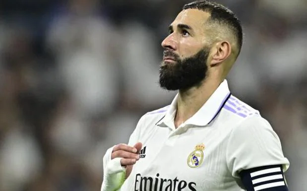 Benzema laments during the game against Osasuna. 
