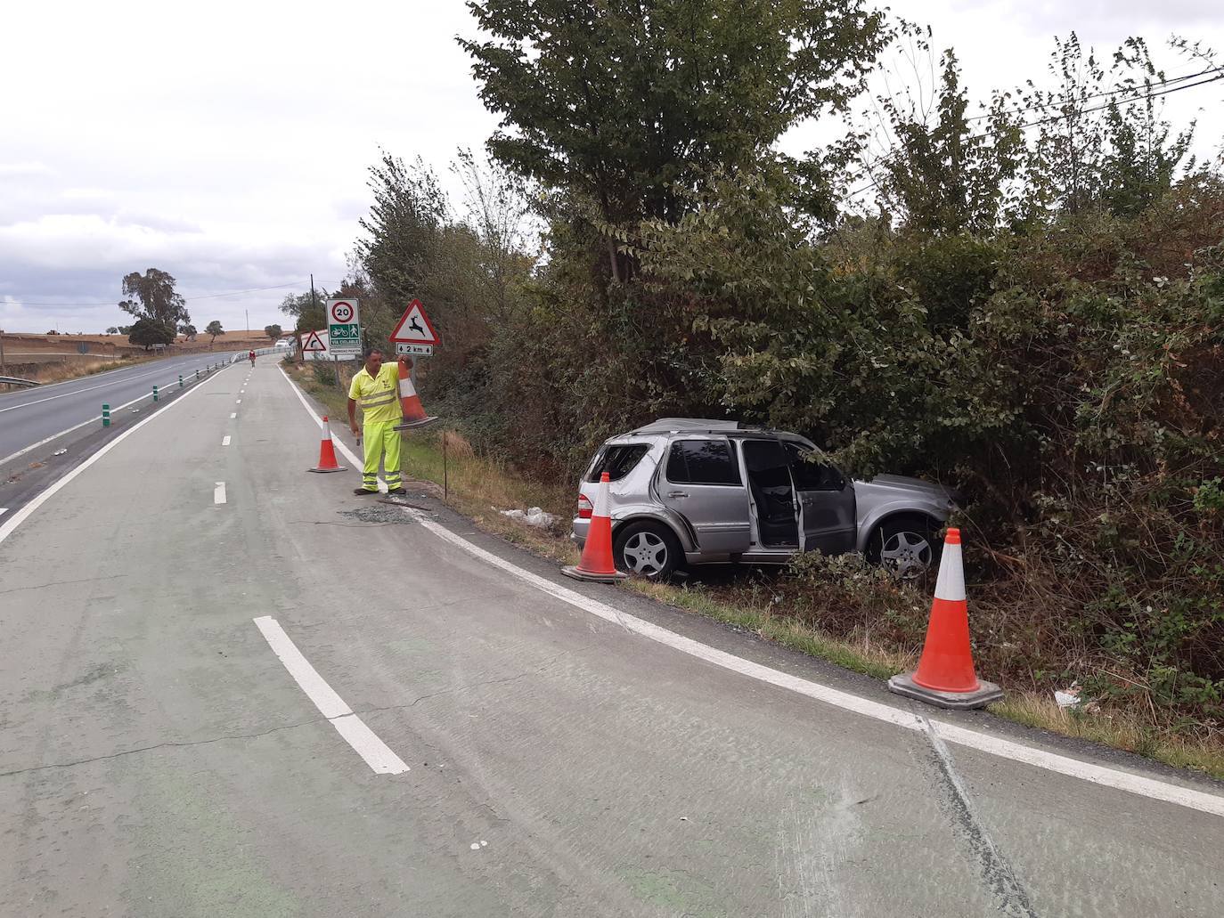 El vehículo perseguido acabó colisionando cerca de un matorral en la vía verde dirección Casar de Cáceres, en el cruce de la N-630. 