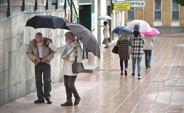 Foto: Varias personas se refugian bajo paraguas durante las lluvias caídas este miércoles en Plasencia.  Vídeo: abundantes precipitaciones en la Sierra de Gata. 