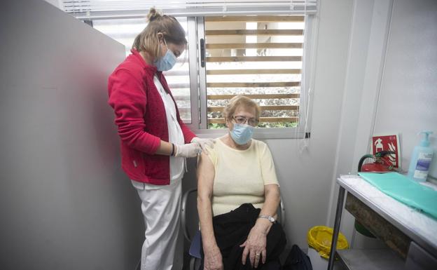 Una mujer se vacuna con la cuarta dosis en Barcelona./EFE