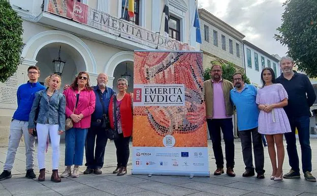 El alcalde de Mérida, Antonio Rodríguez Osuna, posa con un cartel de Emerita Lvdica junto a la delegada de turismo, Pilar Amor, y miembros de las asociaciones de ocio de la ciudad