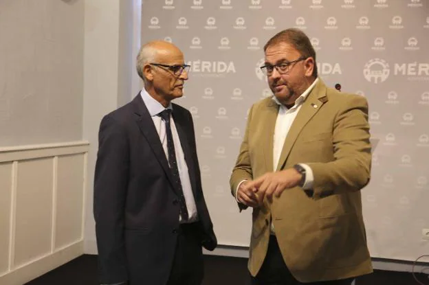 El alcalde de Mérida, Antonio Rodríguez Osuna y el presidente de Femec, Andrés de la Villa. 