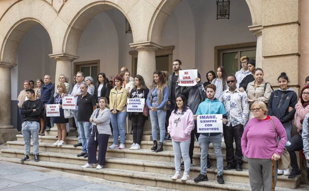 Concentración de alumnos y profesores de la EPA en Cáceres. 