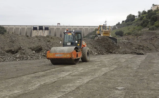 Trabajos de preparación del terreno junto a la presa hidroeléctrica de Alcántara dentro del proyecto de construcción de un nuevo puente y variante de la EX-117 esta mañana. 