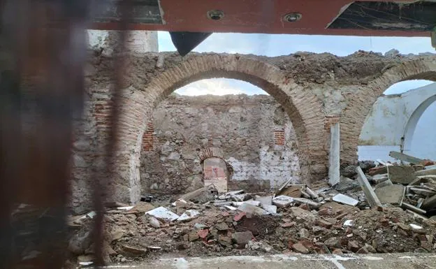 Escombros acumulados por el muro vertidos en la plaza del Parador. 