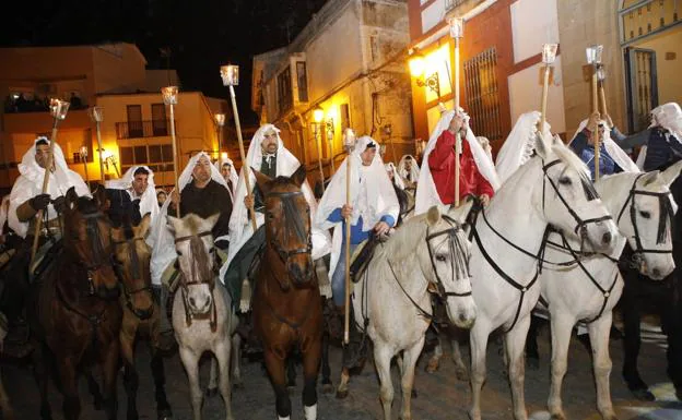 Los campeones del estandarte de la Encamisá de Torrejoncillo anoche. 