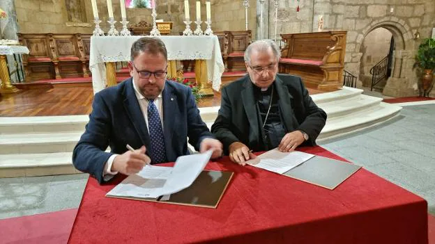 Firma del alcalde y de Celso Morga, ayer en la Basílica. / J. M. ROMERO