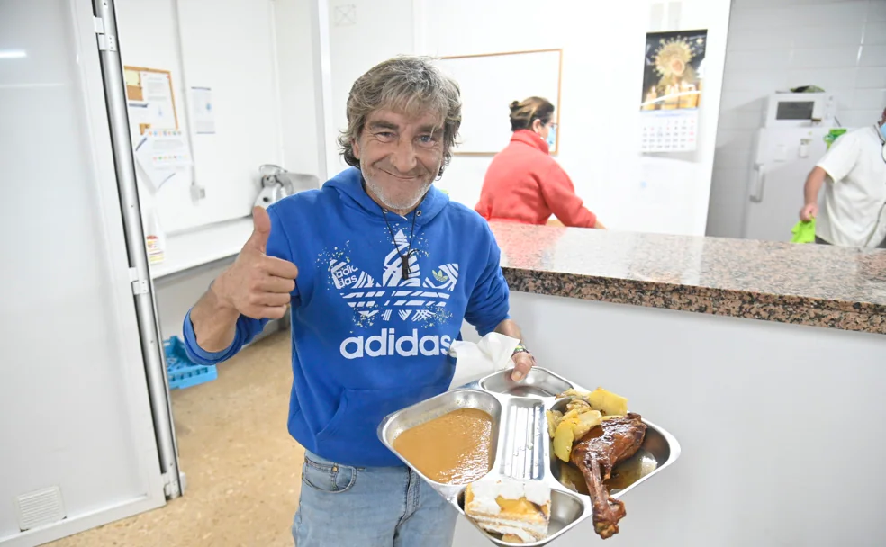 Agustín este sábado con el menú de Nochebuena: crema de marisco y paletilla de cordero con tarta de postre. 