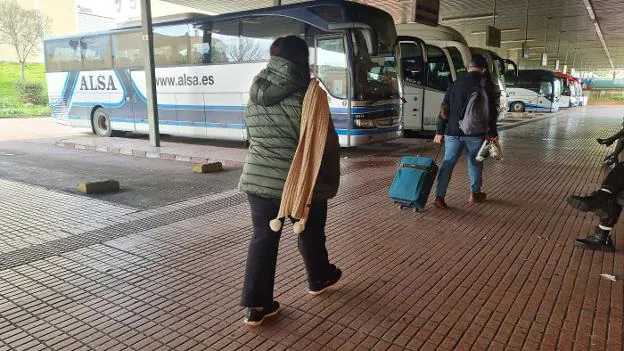 Usuarios del transporte por carretera en la estación de autobuses de Mérida. 