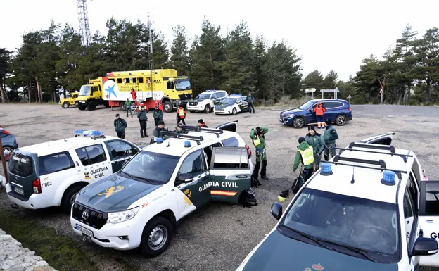 Puesto de mando avanzado en la plataforma de Candelario (Salamanca), tres kilómetros más abajo donde el escalador dejó el coche y empezó a andar. 