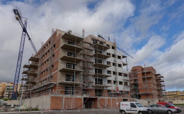 Promociones de viviendas que se están construyendo en la zona de Entrepuentes en Badajoz. /C. Moreno