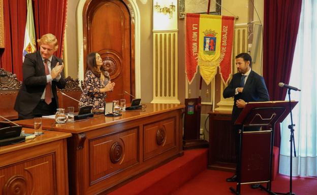 Ignacio Gragera aplaude a Francisco Javier Pizarro el día que fue nombrado concejal./HOY
