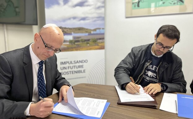 El consejero delegado de Extremadura New Energies, Ramón Jiménez, y el presidente del grupo Jóvenes Cofrades, Álvaro Requero, en la firma del acuerdo. /CEDIDA