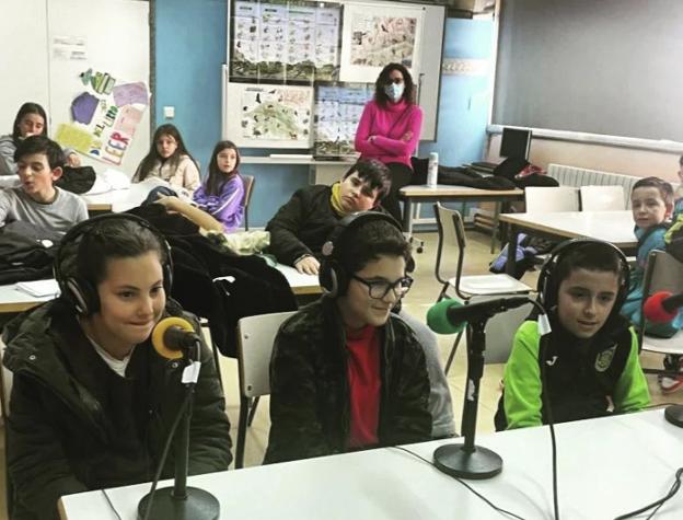 Alumnos durante la grabación del programa de radio. / G.G.M.