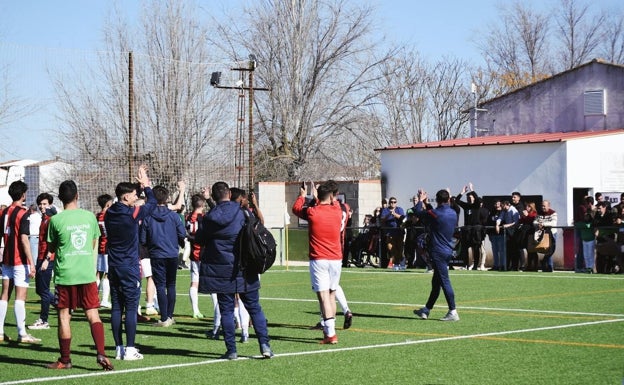 Los jugadores del Extremadura celebran el triunfo con la afición. /CD EXTREMADURA