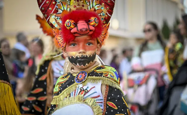 Un niño participa en el desfile infantil de comparsas en la edición de 2023. /HOY