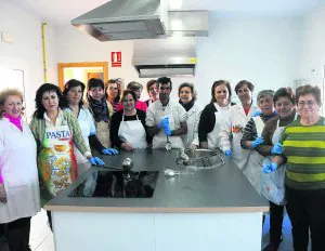 Equipo de voluntarios que prestaron su tiempo y servicio el primer día del comedor social. ::                             BRÍGIGO/