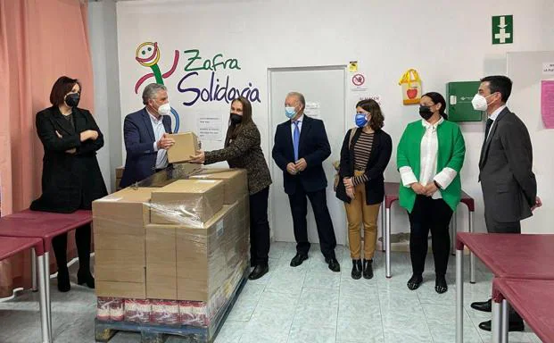 Entrega de los alimentos en la sede de Zafra Solidaria /Cedida