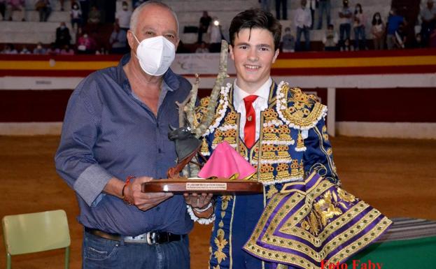 TRistán Barrosos recoge su premio 