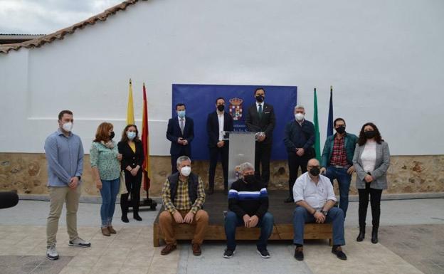 El presidente de la Diputación visita el nuevo centro de interpretación y el estadio municipal de Zalamea de la Serena.