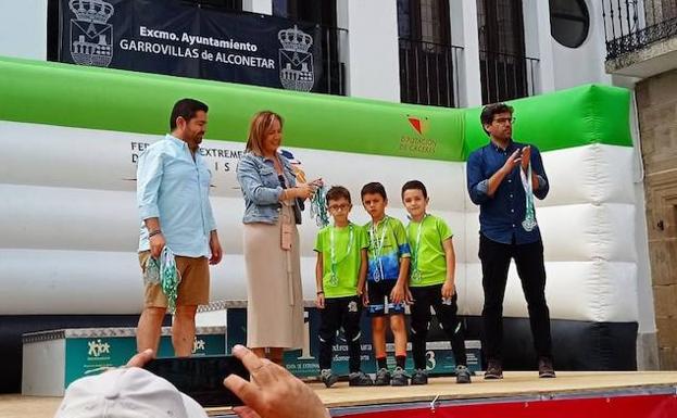 Los alumnos de la Escuela Ciclista recogiendo sus medallas 